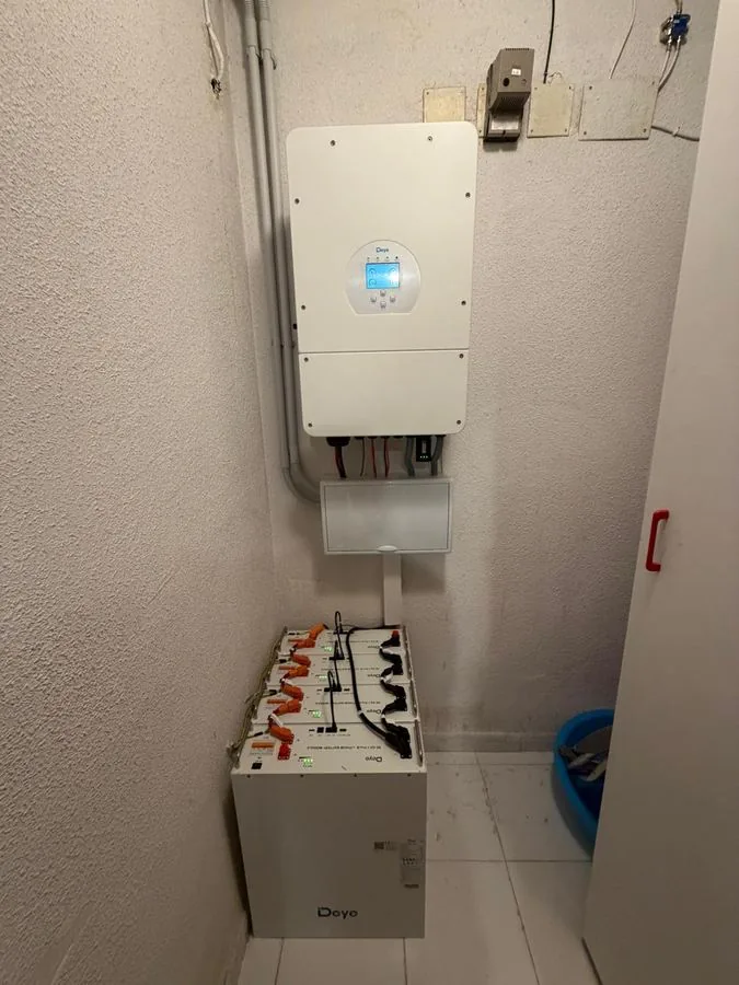 Inversor Deye y 4 baterías LiFePO4 instalados en interior