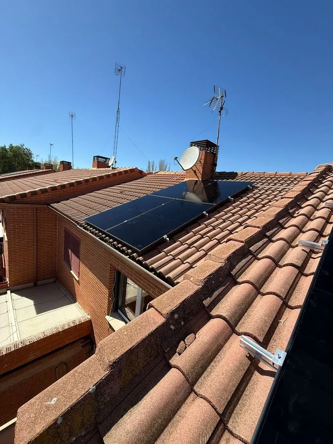 Proceso de instalación — primeros paneles colocados en tejado